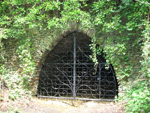 Mother Ludlam's Cave, Moor Park